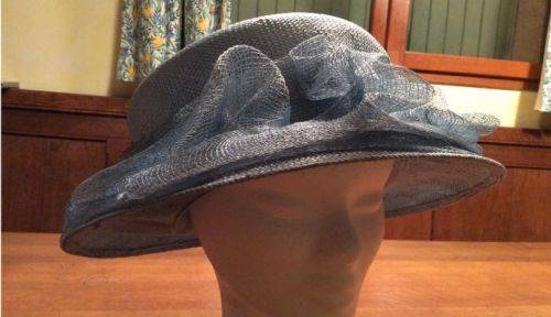 Chapeau de cérémonie bleu clair