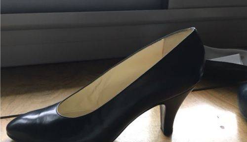 1 paire de chaussures en chevreau marine taille 40,5