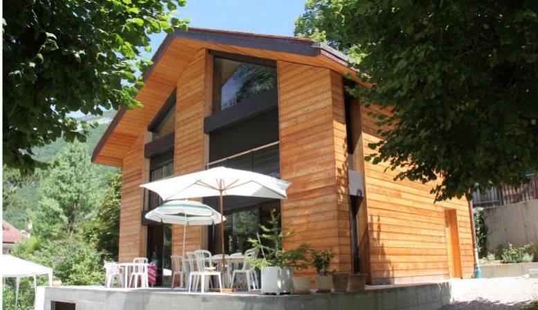 Loue chalet au bord du lac d’Annecy avec grand jardin arboré, plage privée - 7 couchages