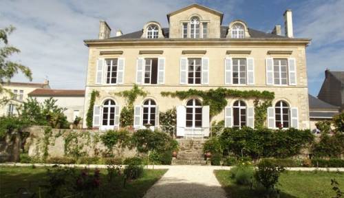 Loue Maison Fontenay le Comte (Vendée) avec piscine 12 couchages (classée 5 étoiles)