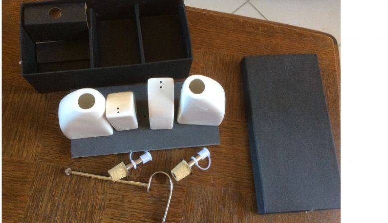 Vends ensemble neuf pour condiments : huile, vinaigre, sel, poivre