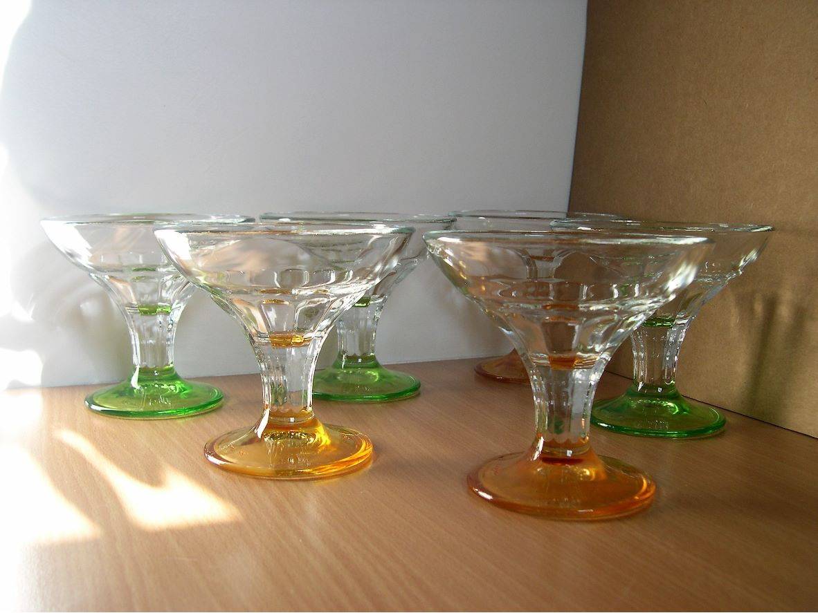 Vends 6 coupes à glace à pied coloré en verre (made in Italy)