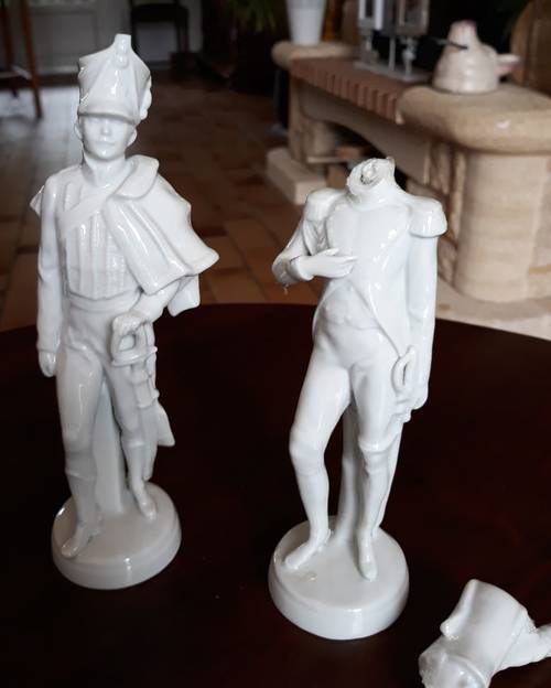 Grenadiers en porcelaine blanche