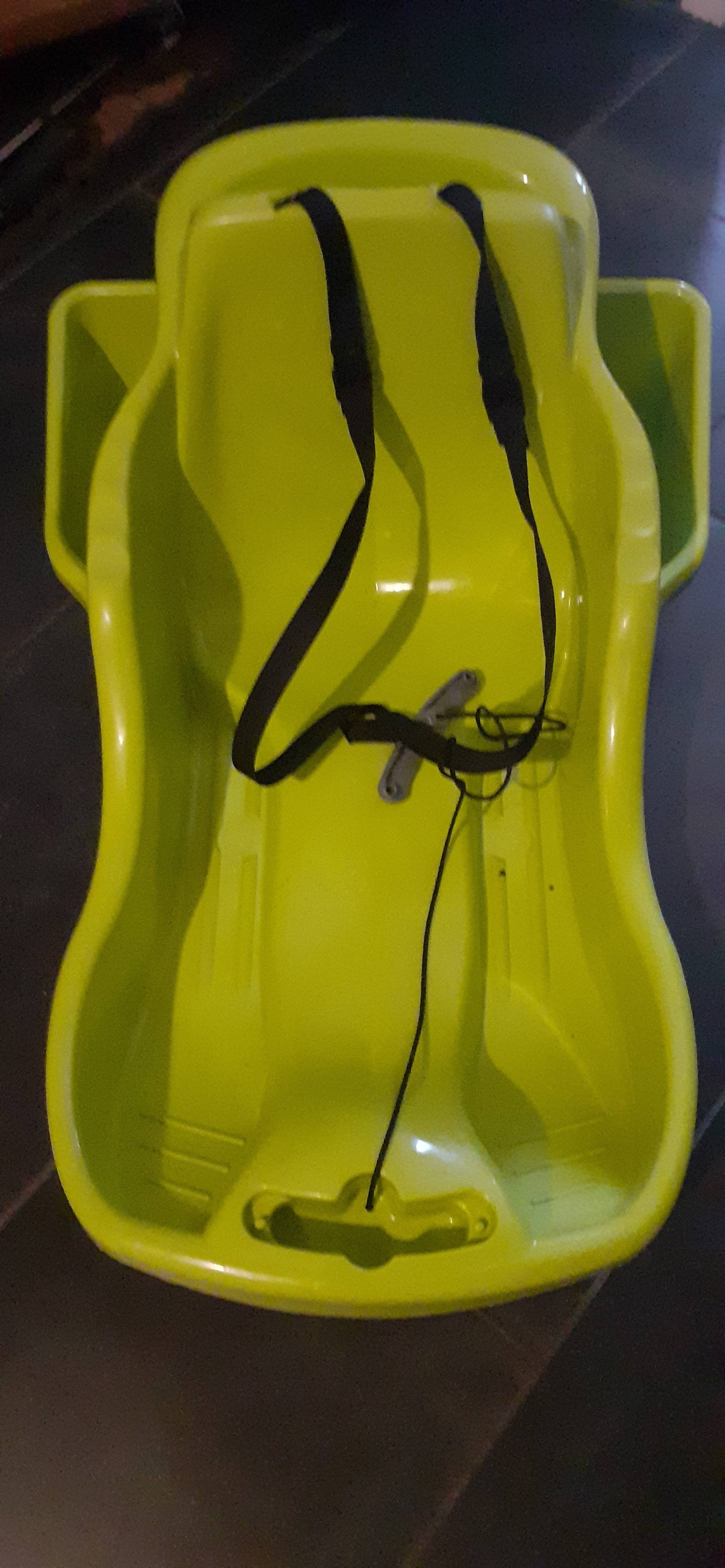 Luge jeune enfant avec ceinture et tirette pour déplacer bébé sans effort