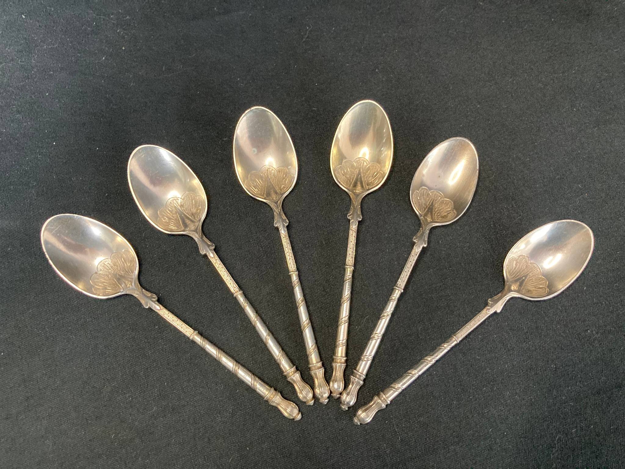 Art de la table, suite de 6 petites cuillères en argent début XXème