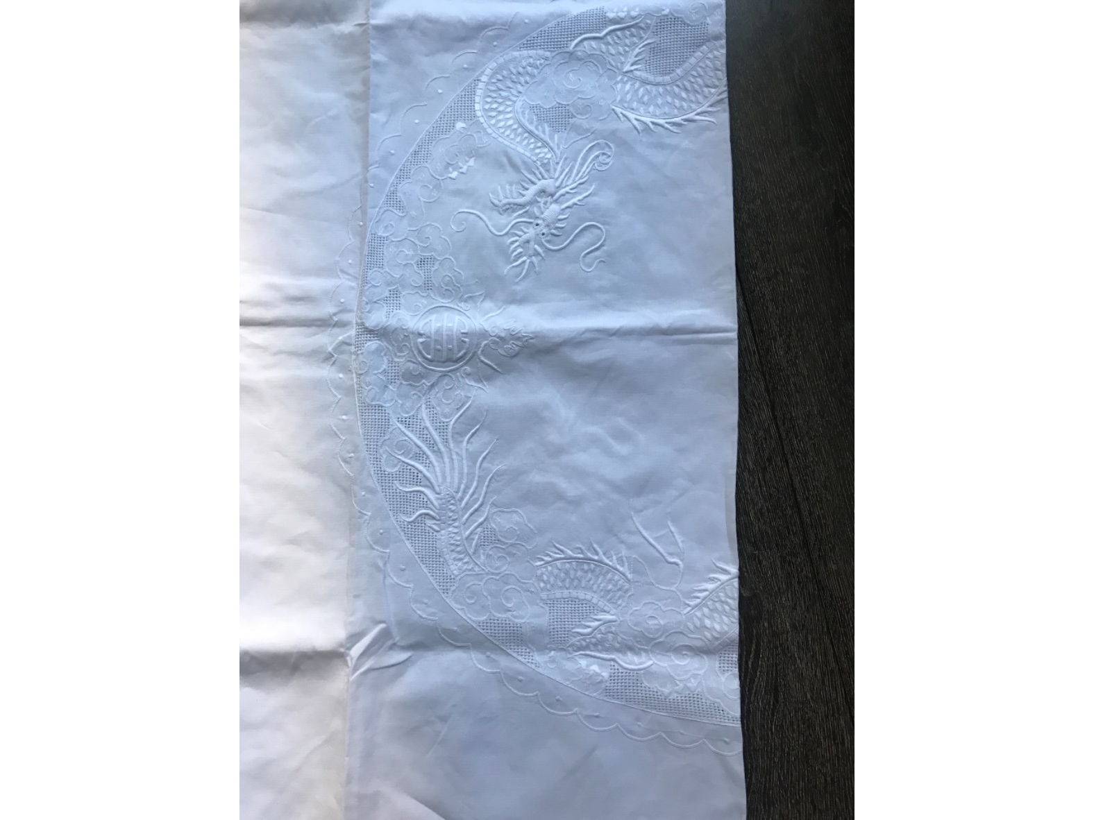 Nappe ovale et serviettes brodées blanches