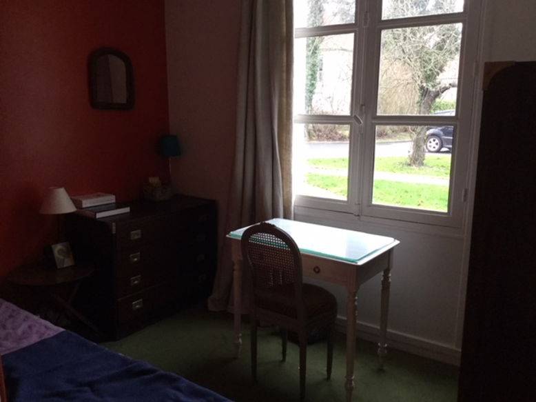 Loue 20m² chambre meublée et salle de bain dans maison à La Celle-Saint-Cloud