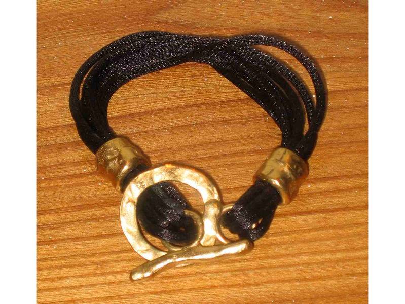 Bracelet en liens noirs à fermeture dorée