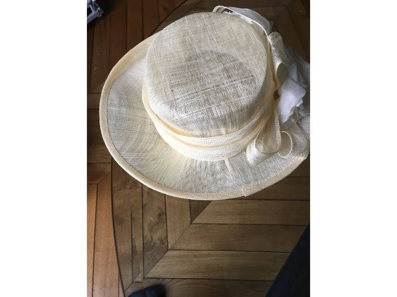 Vends chapeau mariage ivoire avec gros noeud