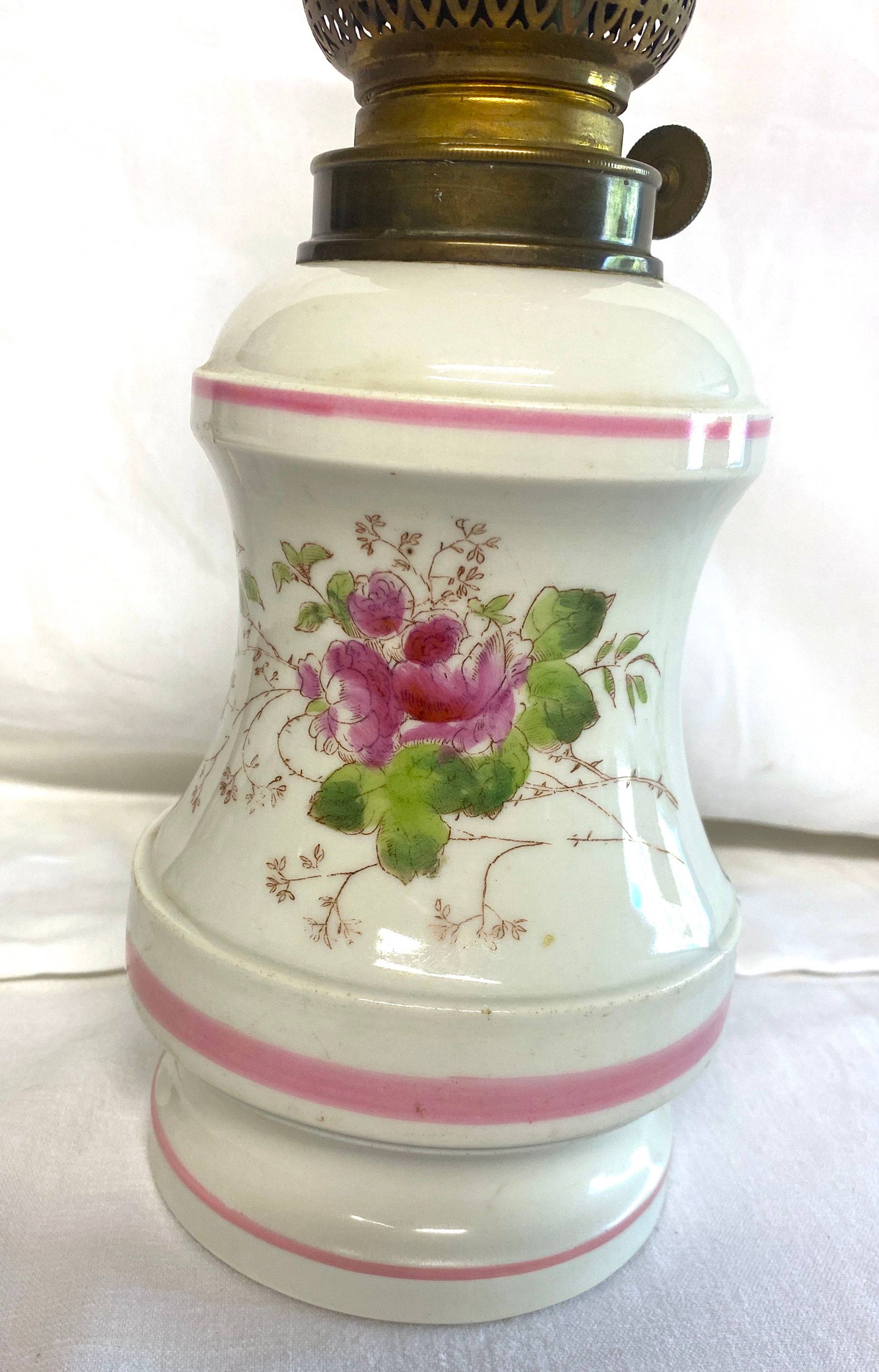 Vends lampe à huile en porcelaine décor de fleurs roses du XIXème siècle en parfait état