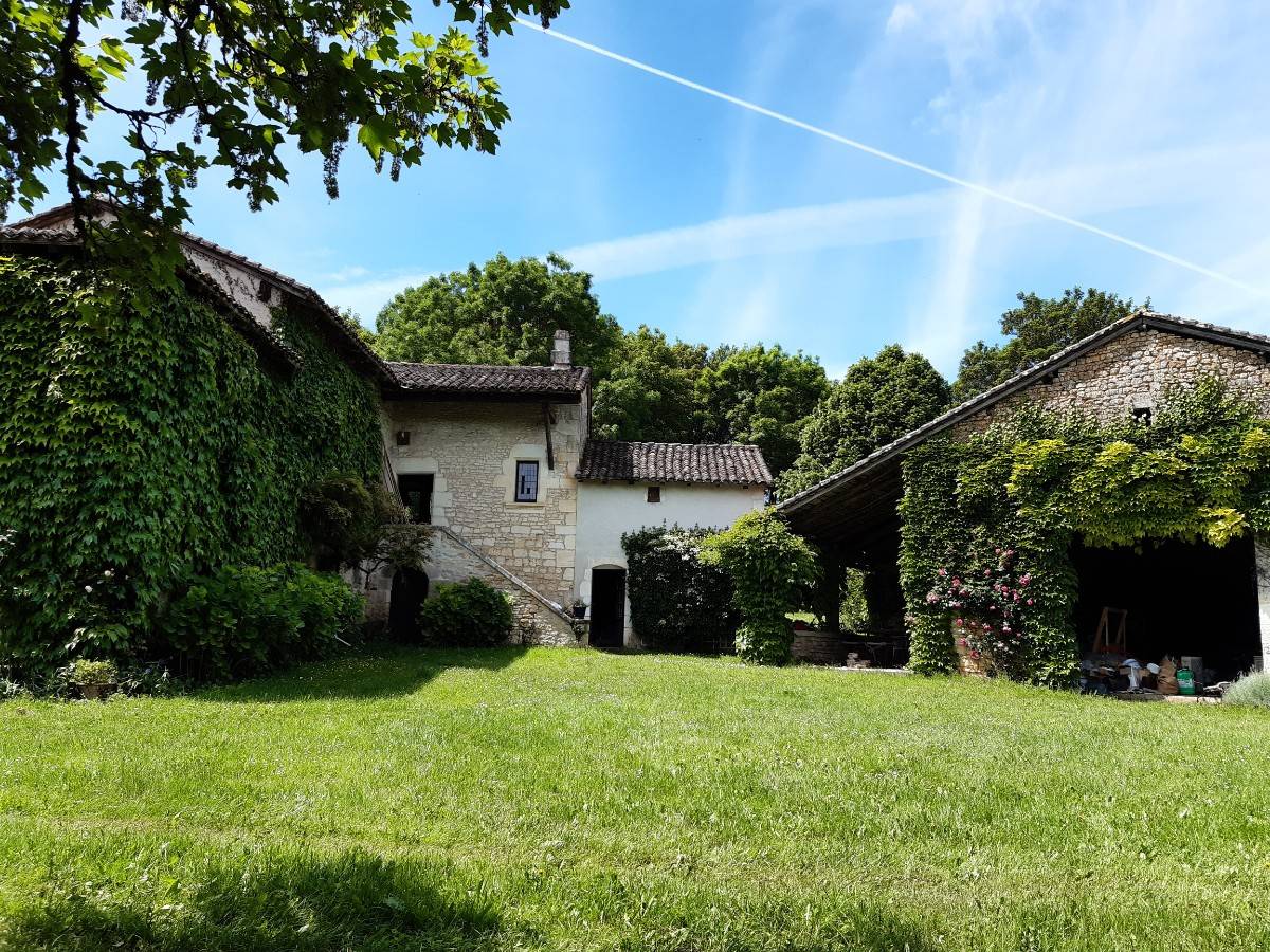 Loue maison familiale - 15 couchages - Avec tennis/piscine à proximité du Périgord Charras