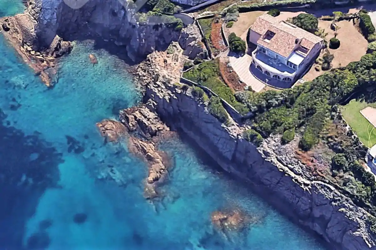 Loue villa 12 couchages crique baignable, piscine intérieure chauffée - 5 ch climatisées - Sanary (83)
