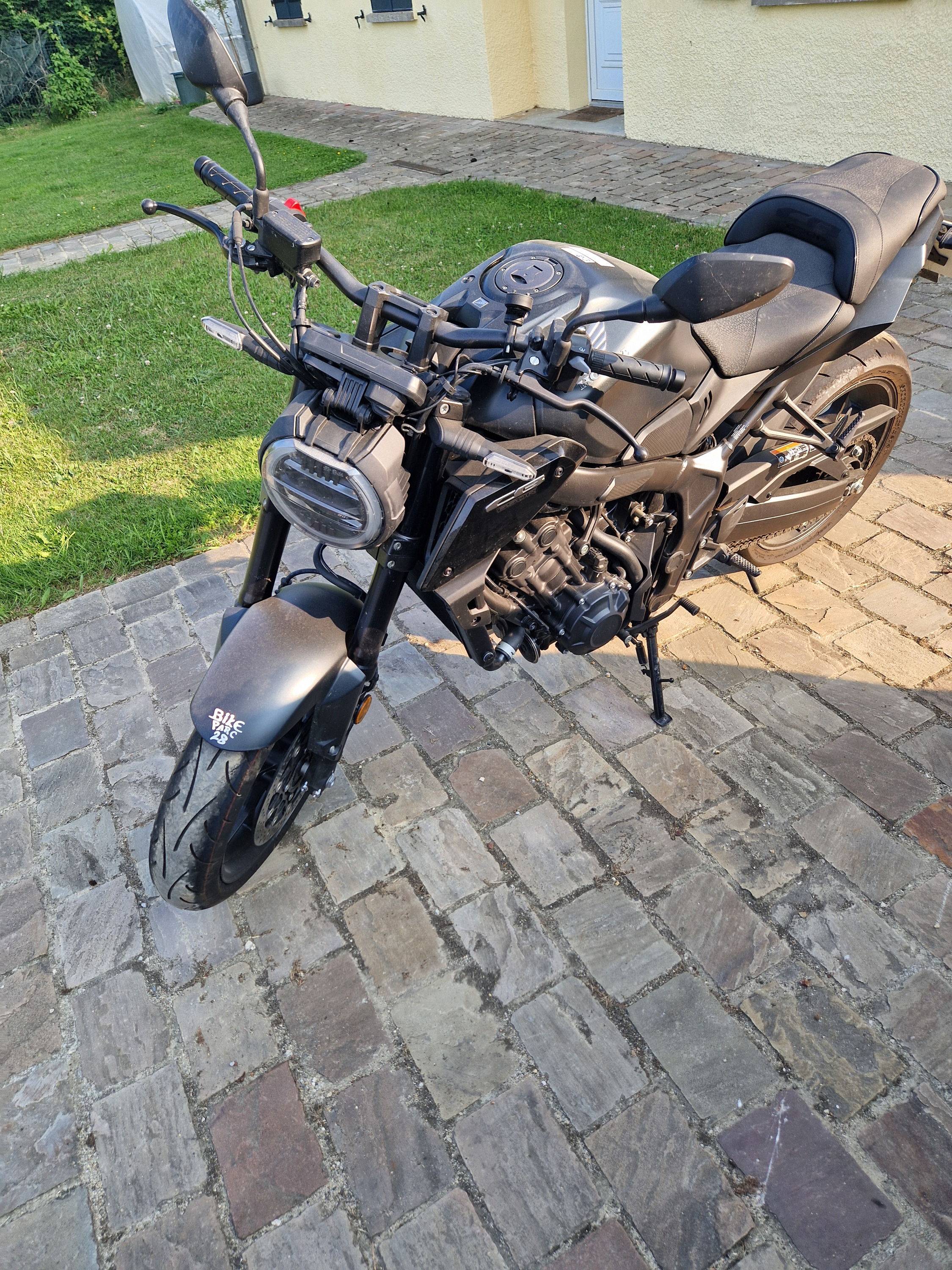 Vends Moto CB 650, 2023, 1200km