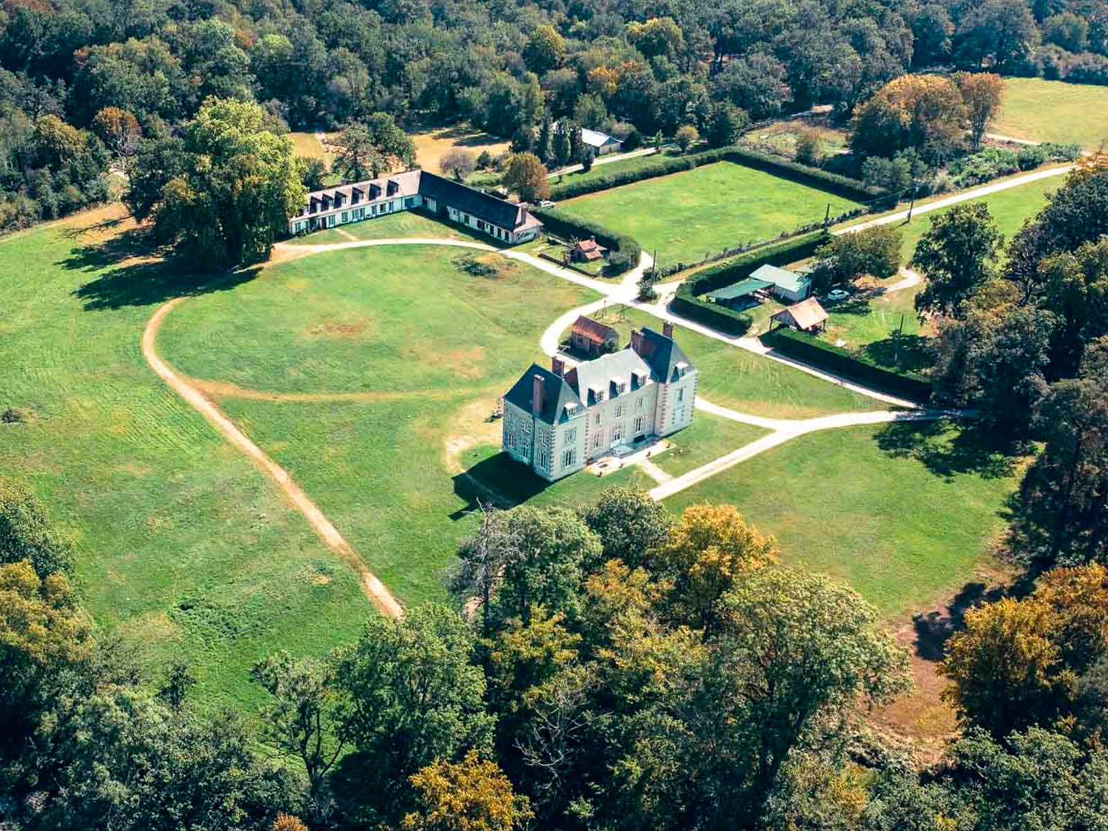 Loue château et ses dépendances pour réunir vos proches à 1h30 de Paris - 30 couchages