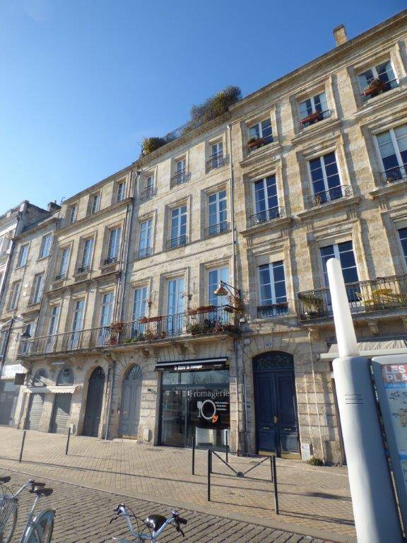 Loue Bureau (80m²) + Terrasse (55m²), situé Quai des Chartrons