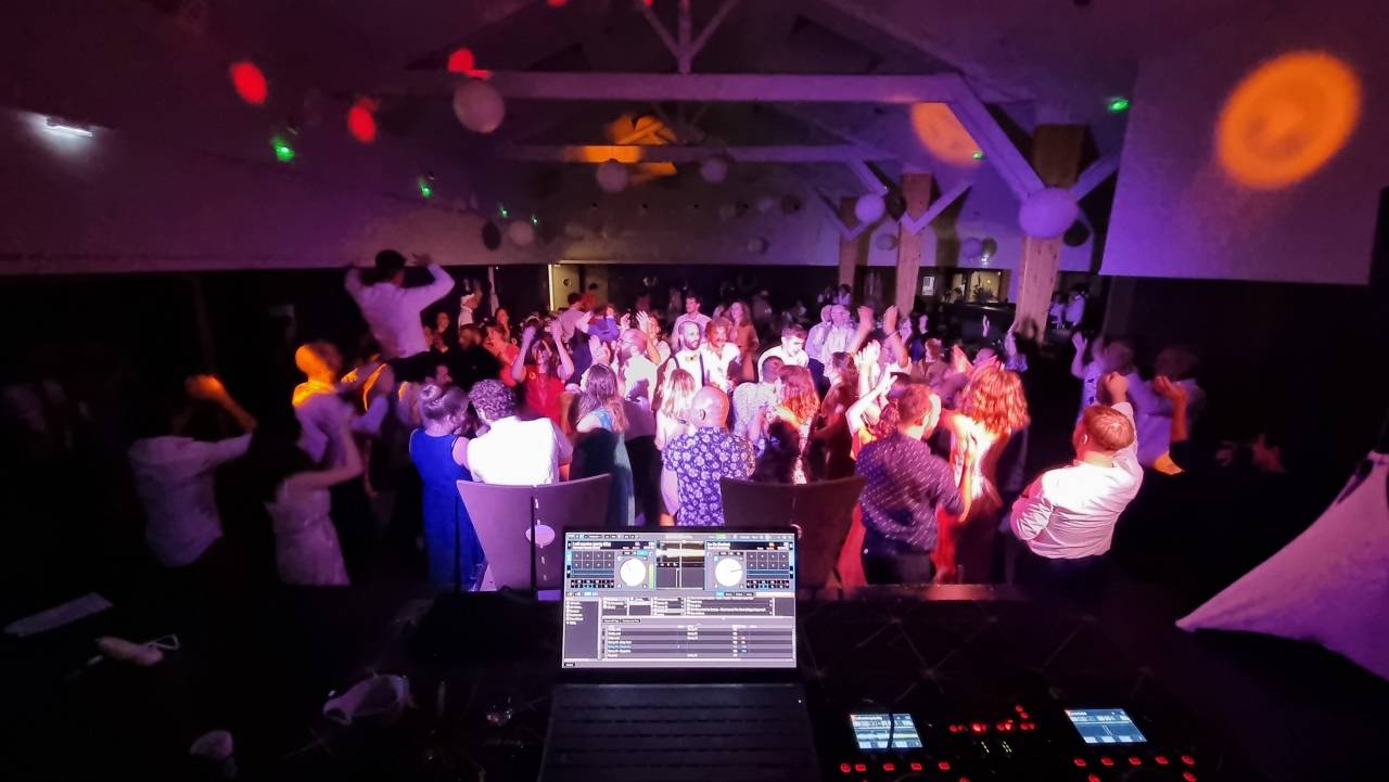 Propose mes services de DJ pour mariage, séminaires et anniversaires
