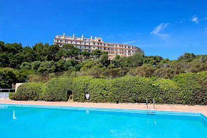 Loue appartement avec vue mer, terrasse, piscine, plage privée, tennis, jardin exotique - 12 couchages - 5 chambres