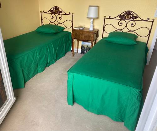 Vends 2 couvre-lits en coton vert pour lit single 90 x 190 cm