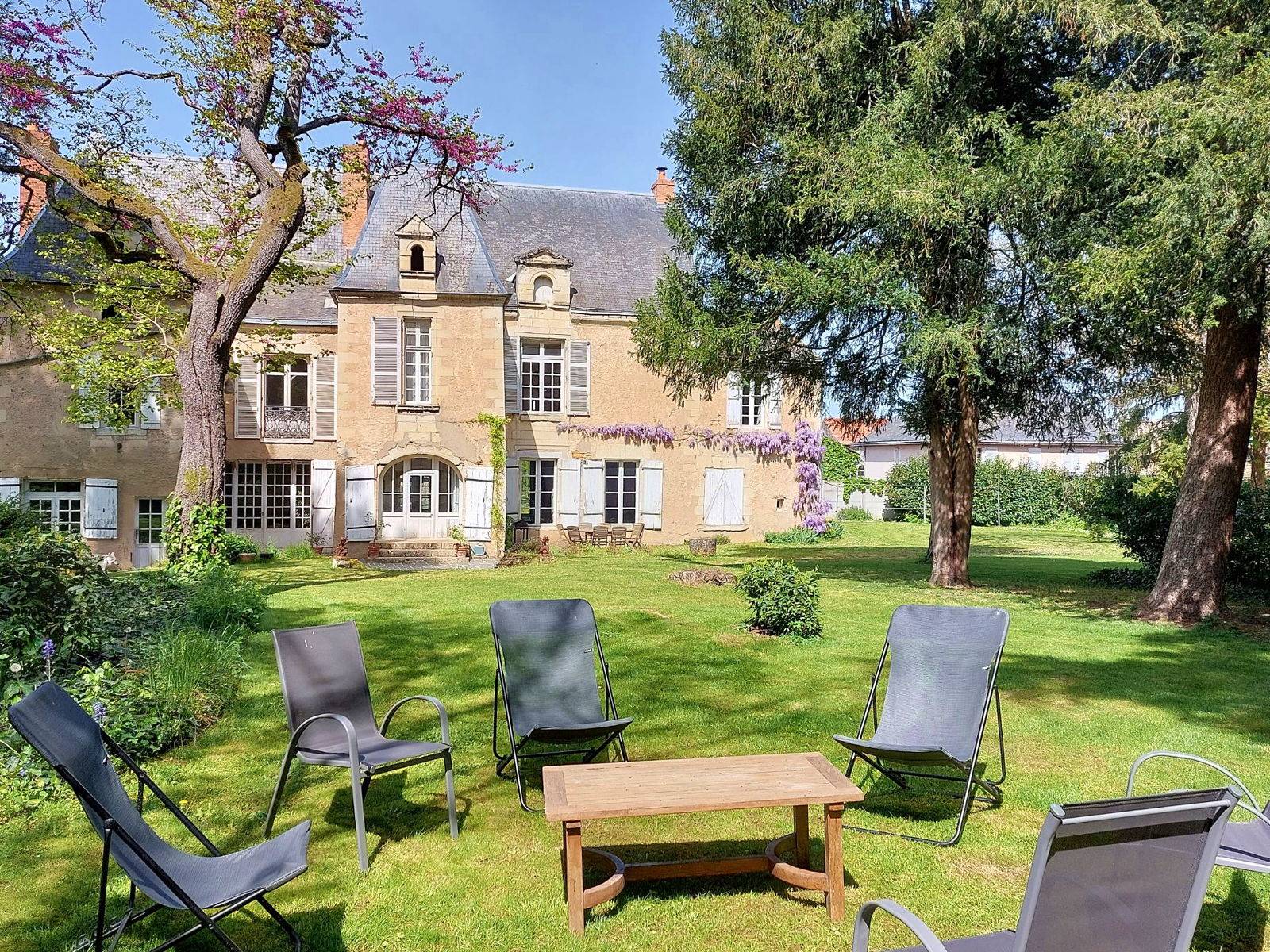 Loue maison Manoir du Bellay - 19 couchages dans village médiéval 15’ de Saumur (49)