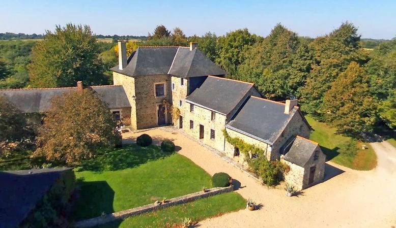 Loue maison de famille en Mayenne - 20 couchages - 10 ch - piscine - tennis - campagne (53)