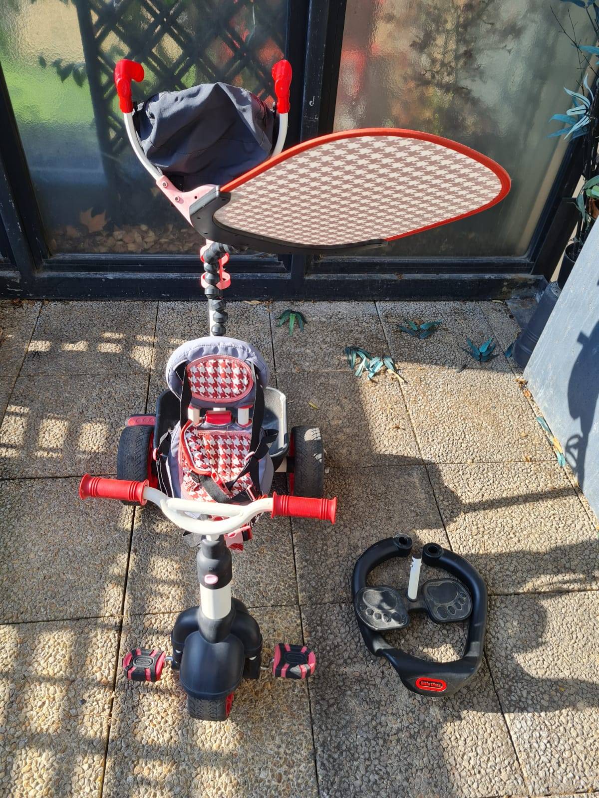 Vends tricycle évolutif. Siège dossier haut, canne de conduite directionnelle, canopy anti-UV