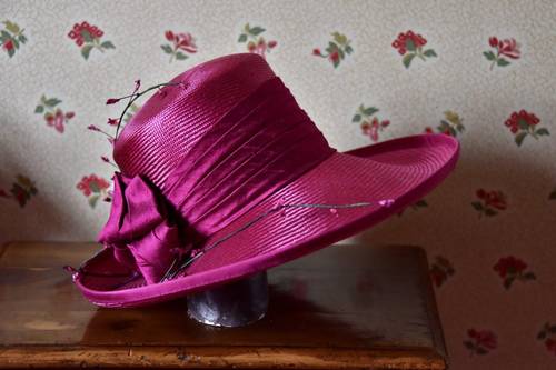 Joli chapeau de cérémonie