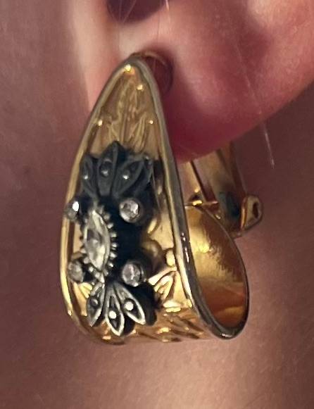 Boucles d’oreilles dorées avec incrustation de petits brillants
