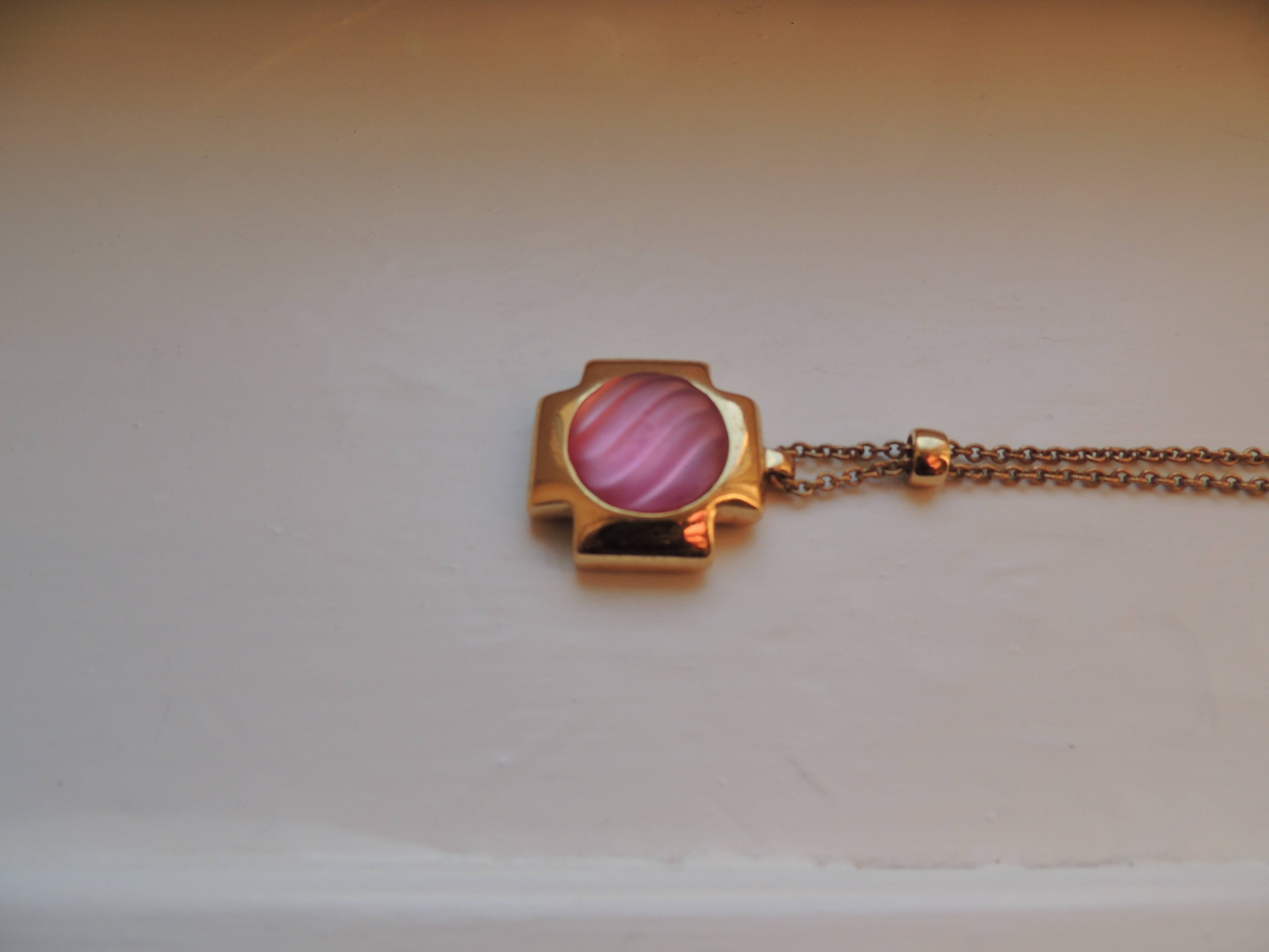 Pendentif cabochon rose sur chaine dorée - VALENTINO