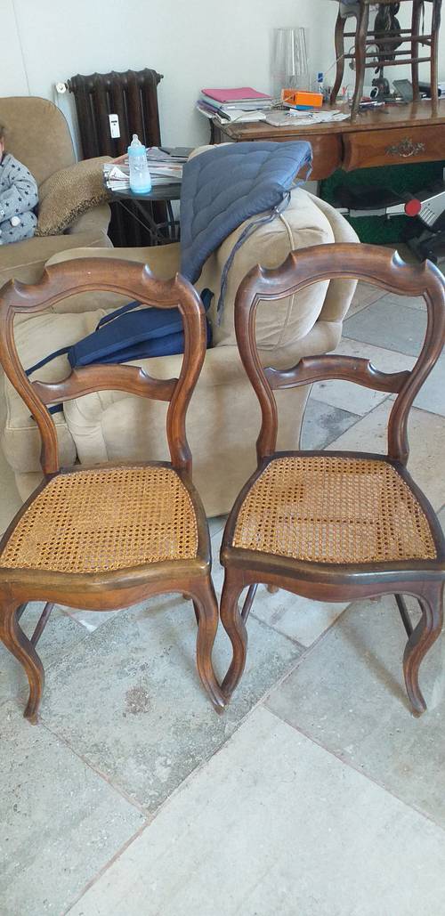 12 chaises Louis Philippe en noyer et cannage XIXe