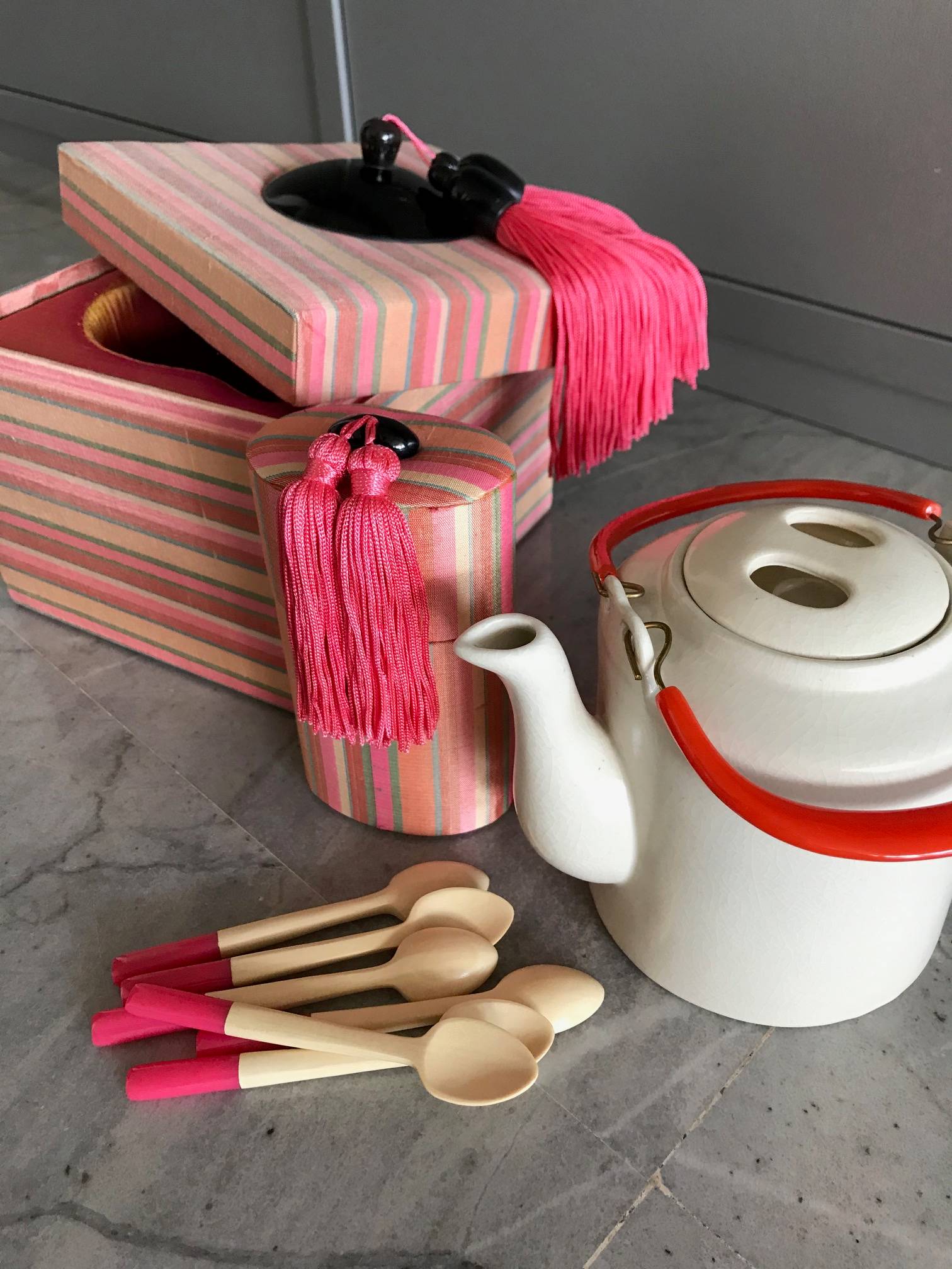 Coffret neuf en soie cérémonial du thé avec Théière et cuillères