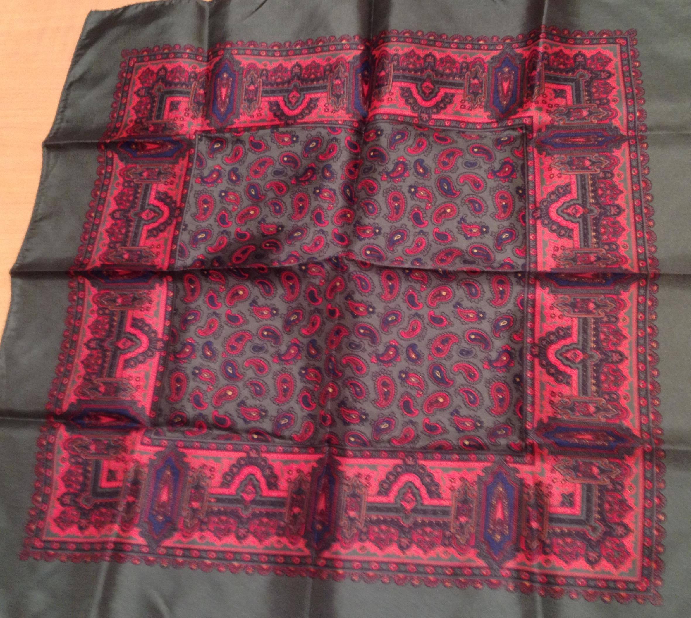 Carré en soie fond vert motifs cachemire 42 x 42 cm - made in England