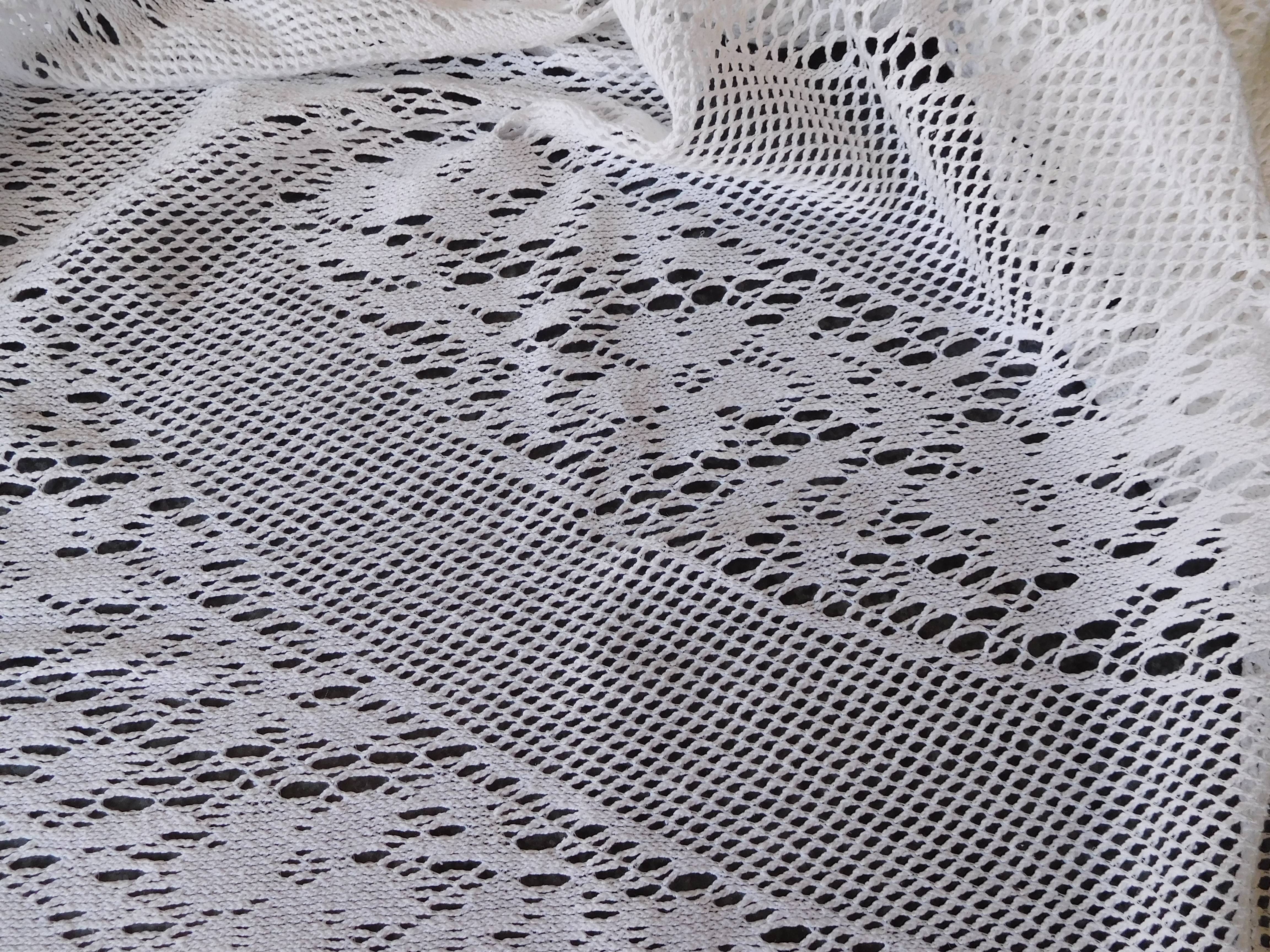 Nappe rectangulaire en dentelle blanche et serviettes