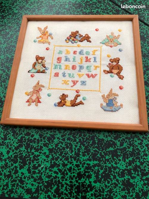 Tableau alphabet puériculture au crochet encadré de bois de jonc