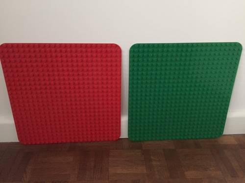 Vends 2 plaques lego duplo
