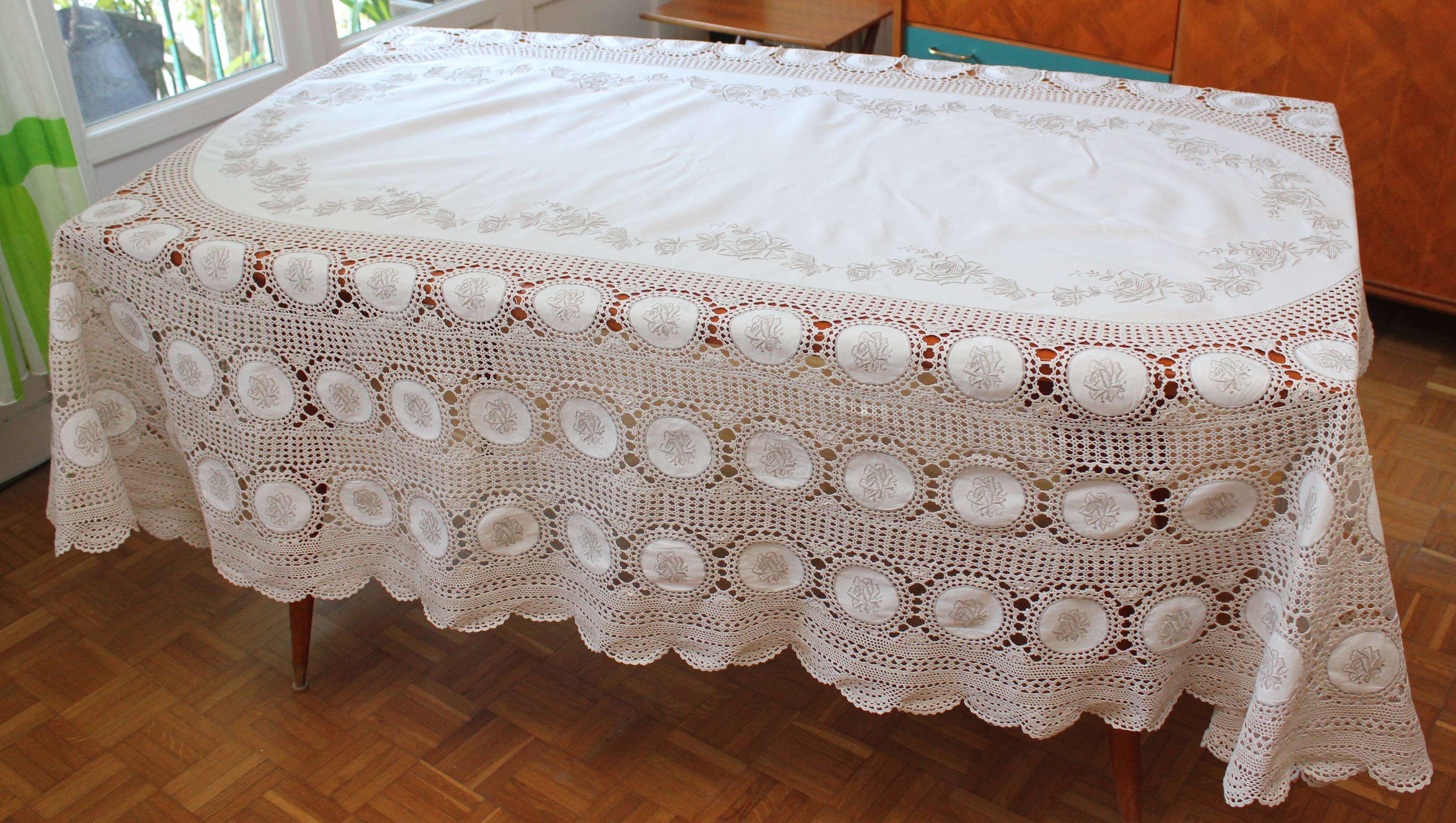 Nappe écrue coton dentelle crochet et roses brodées main