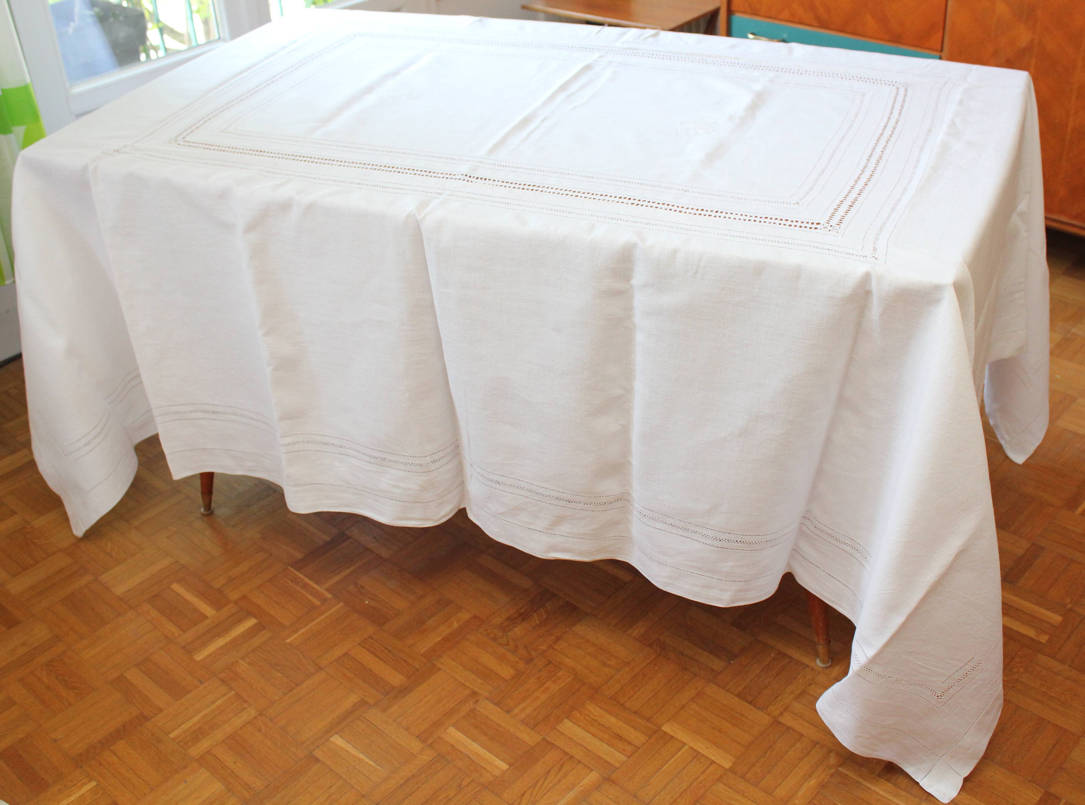 Nappe lin blanc avec jours et monogramme main et serviettes
