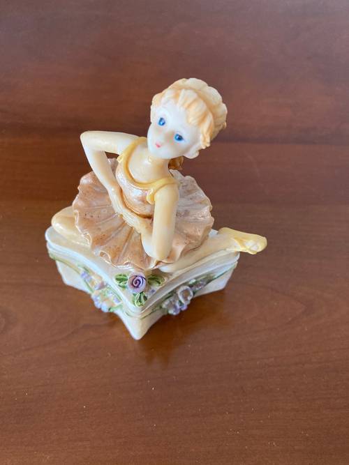 Petite boîte « danseuse en porcelaine »