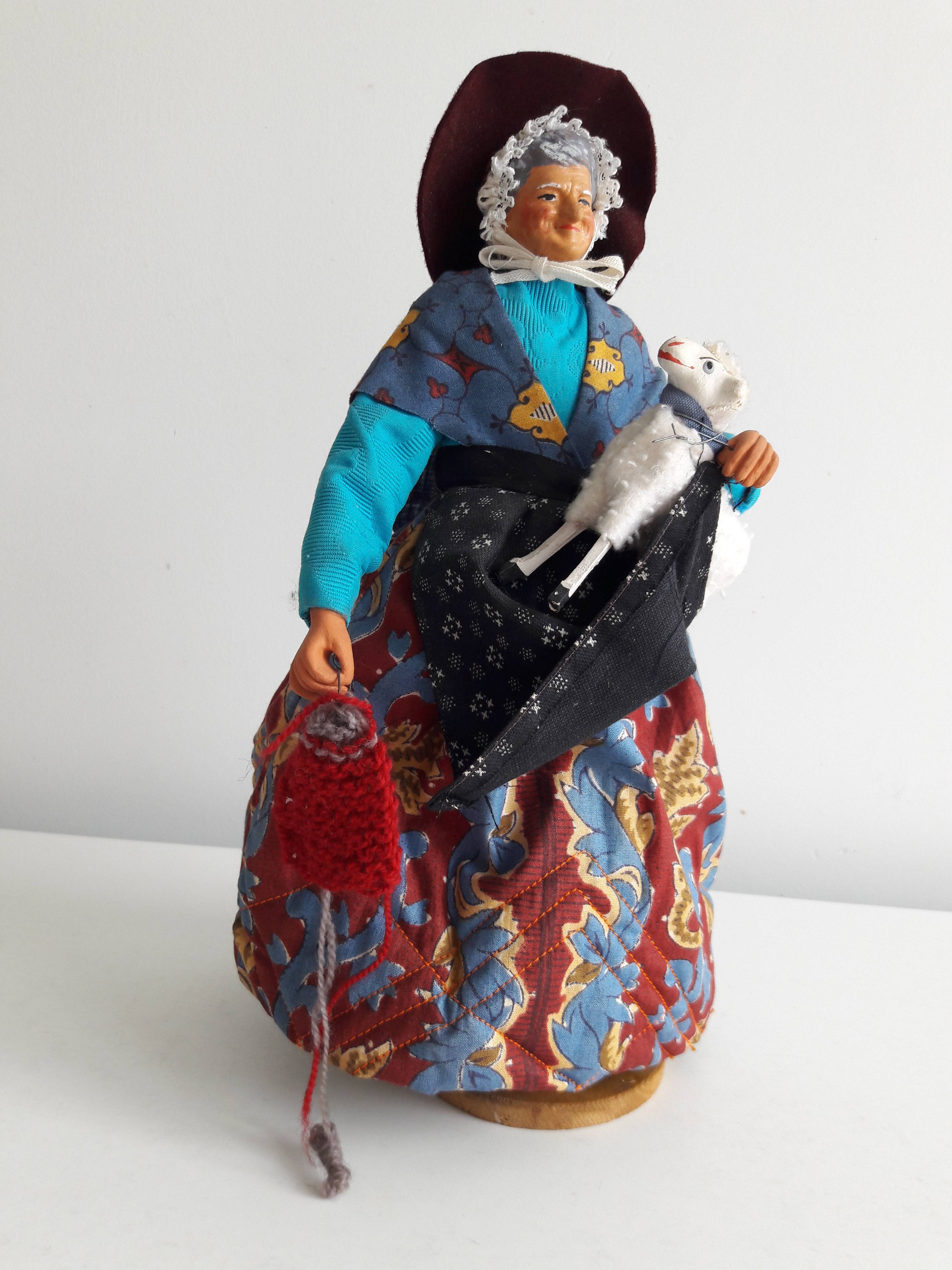 Poupée de collection en plâtre peint