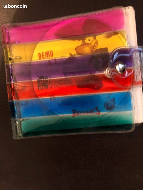 Différents CD classés dans un carnet plastique transparent de couleur
