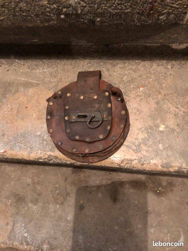 Besace en cuir et fer forgé tressée ancienne (moyen âge)
