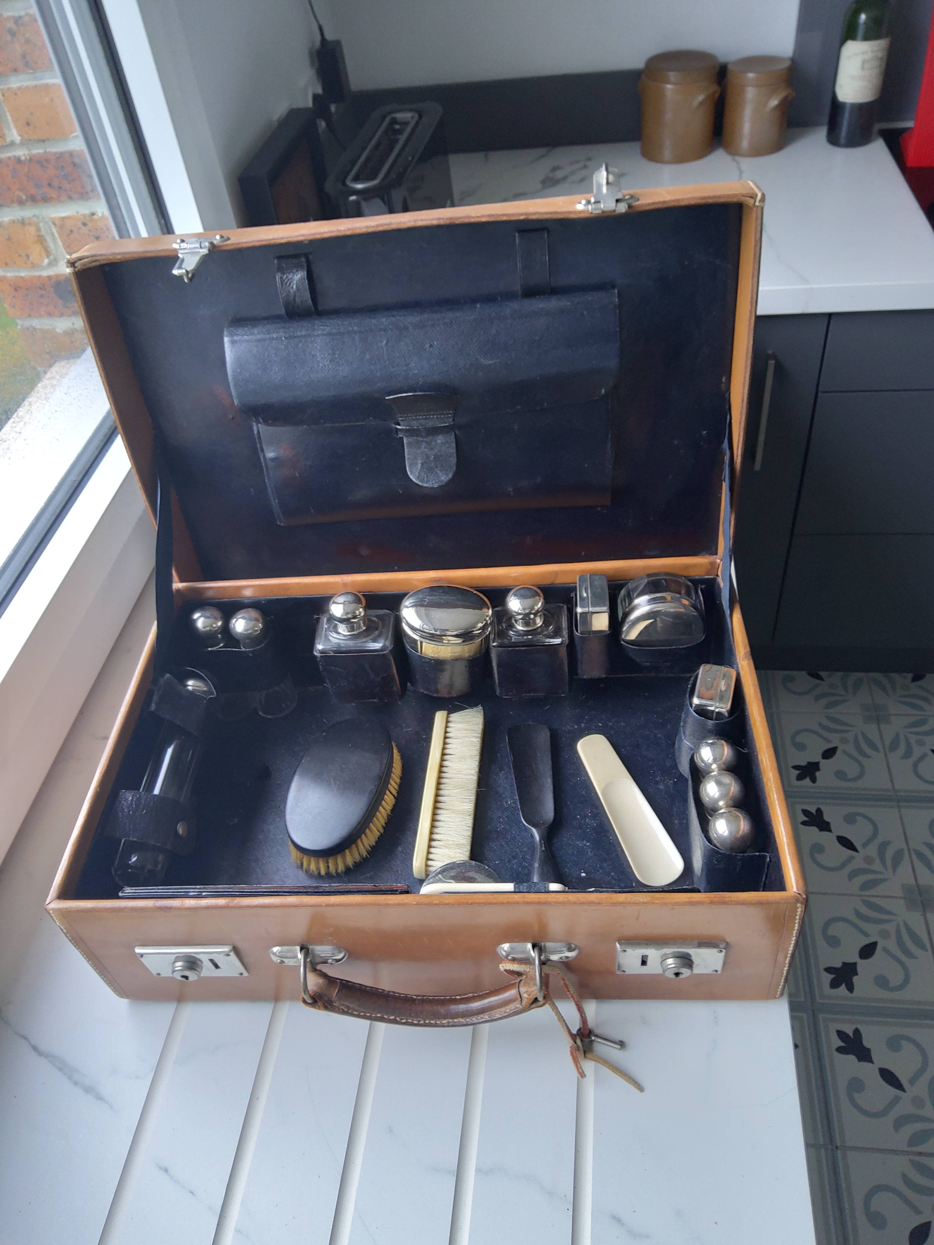 Vends valise cuir avec nécessaire de toilette