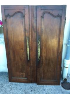Portes anciennes de placard mural avec poutres