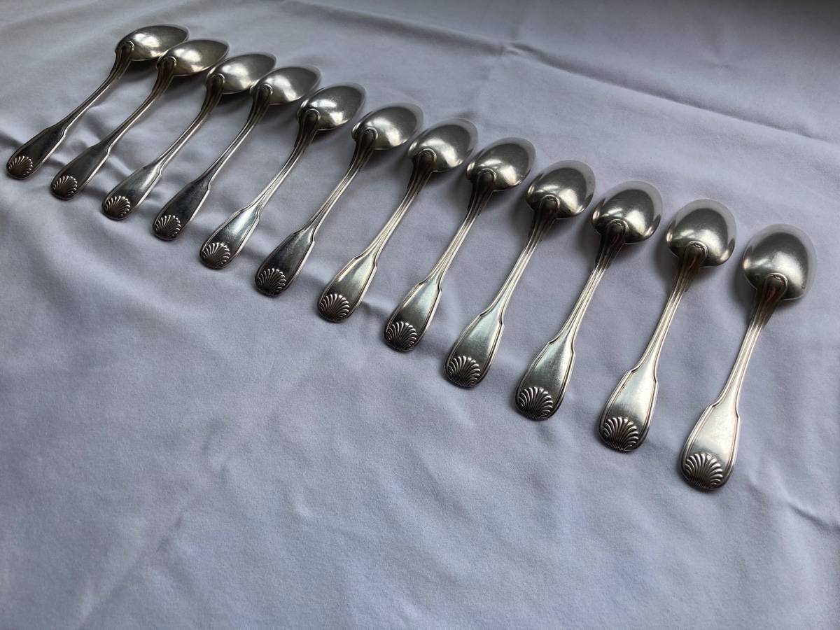 Très belle série de 12 cuillères en argent massif minerve coquille