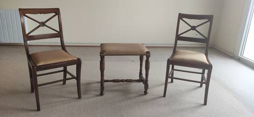 Lot de 2 chaises anciennes et un tabouret assorti