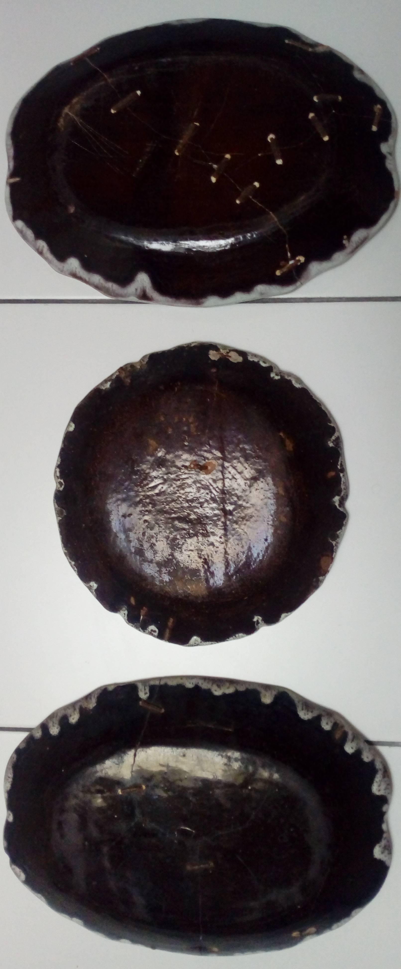 Trois plats Cul noir, en faïence bleue de Rouen XVIIIème