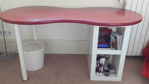 Vends bureau rouge avec mini étagère casier beige