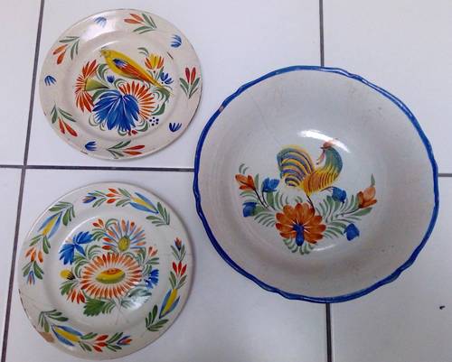 Grand saladier et 2 assiettes, aux joyeuses couleurs, en faïence XIXe siècle. Nevers Montagnon - Retenus