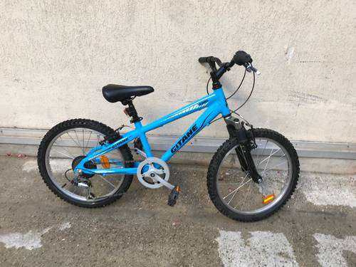 Vends vélo enfant, 20 pouces, en très bon état, bleu