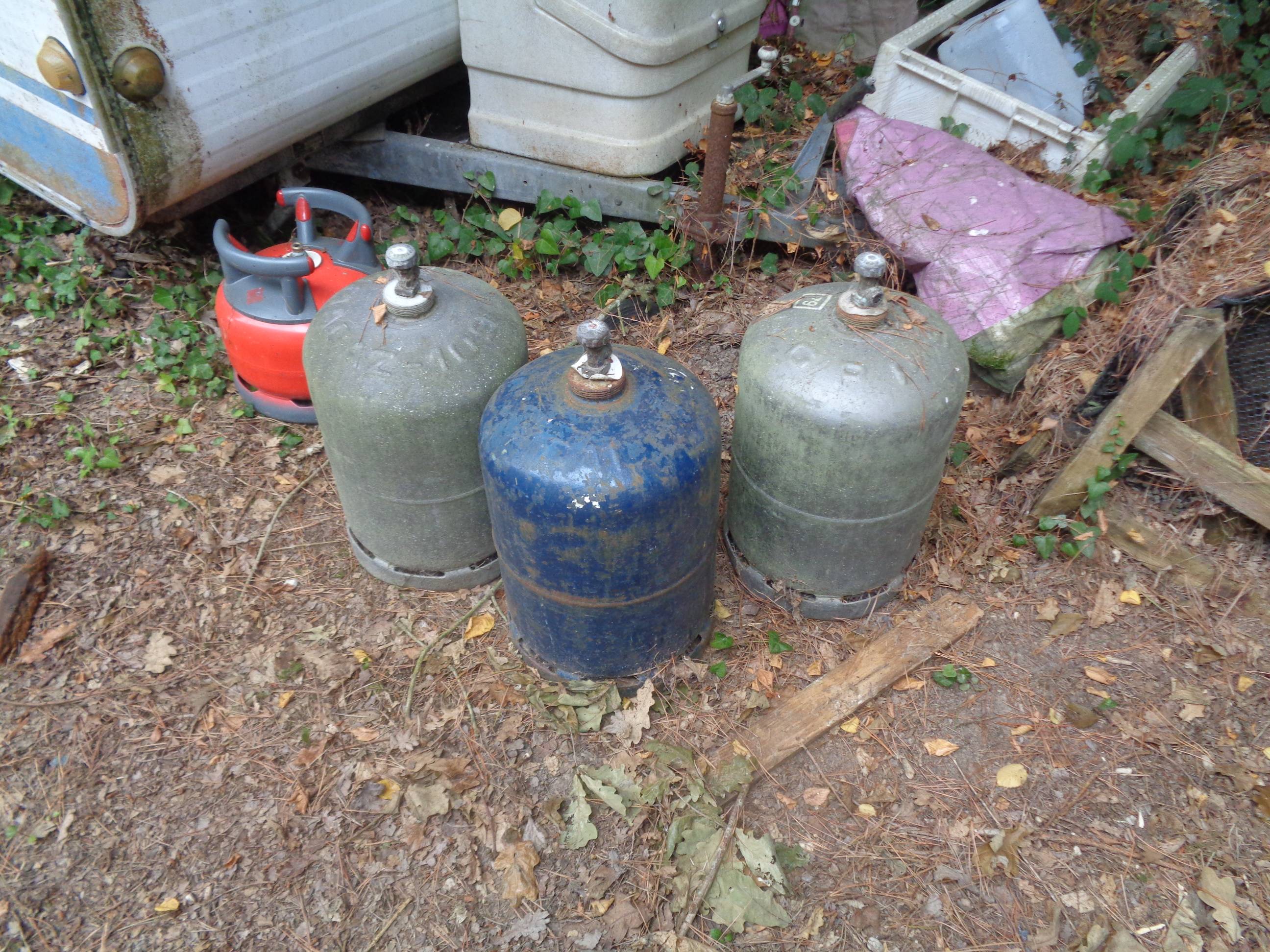 3 bouteilles de gaz vides