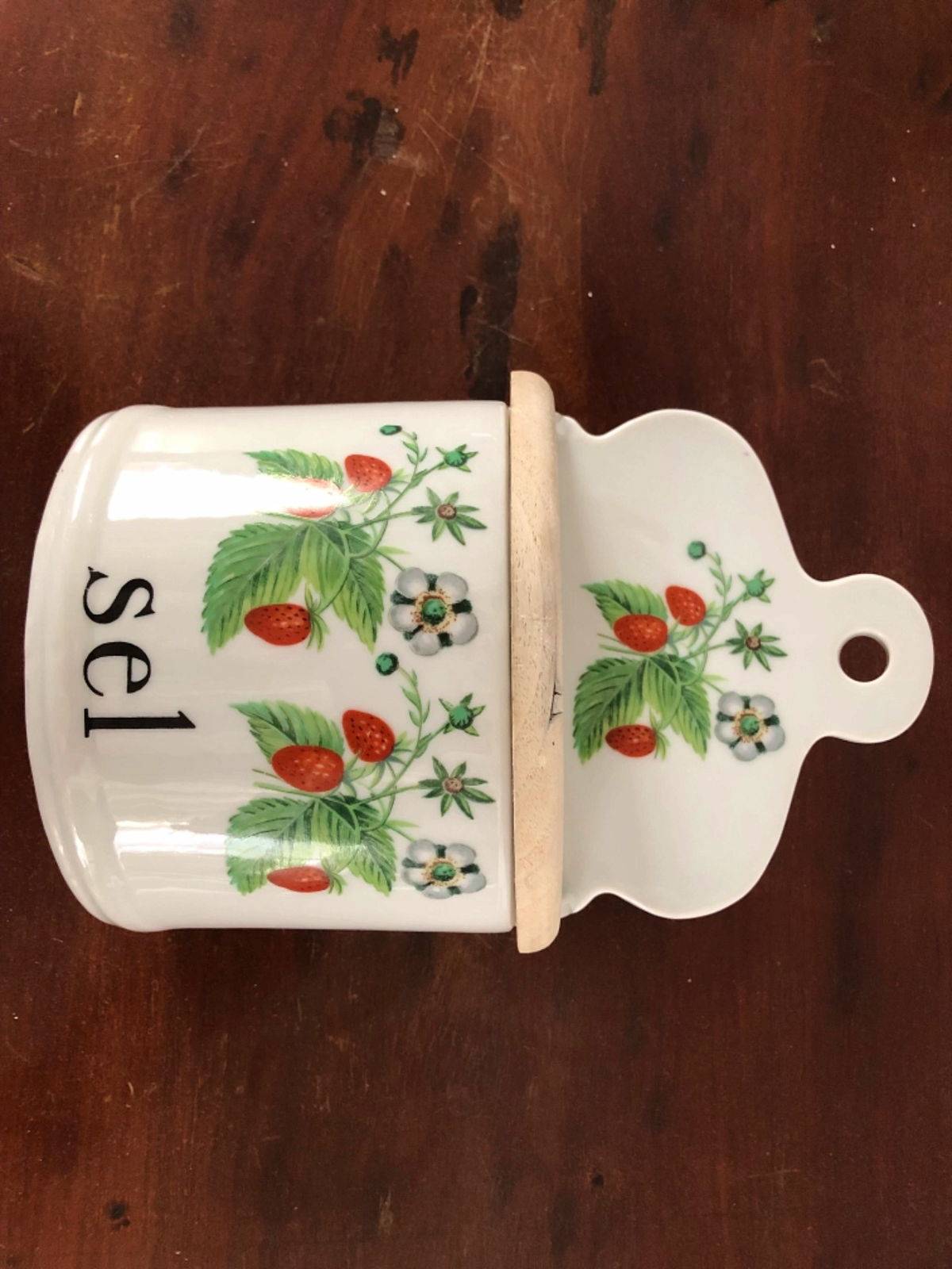 Boîte à sel en porcelaine de Paris motif fruits sauvages